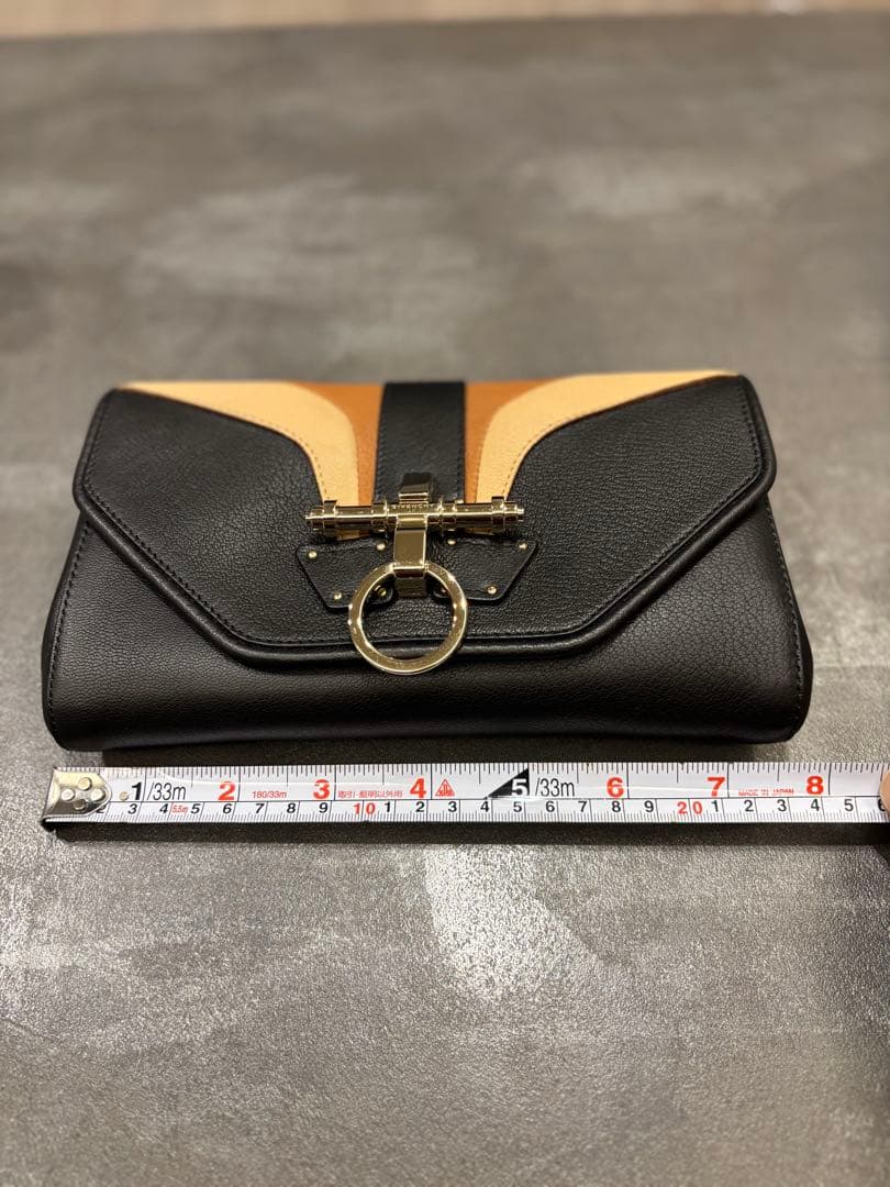 値下げしました！新品　ジパンシーレザー フラップクラッチバッグ定価142,800