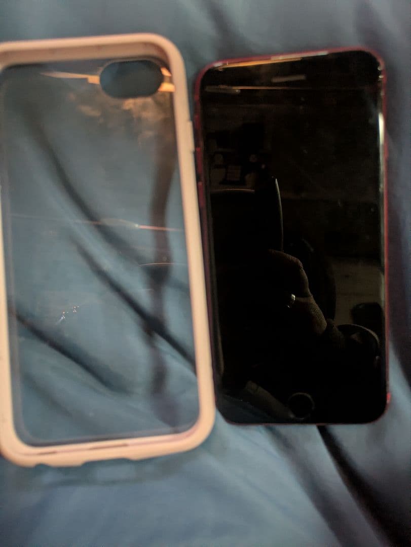 Apple iPhone 8 (赤) 本体とケース付き