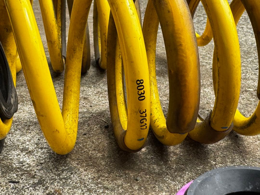 ゴルフRリア車高調　バネ