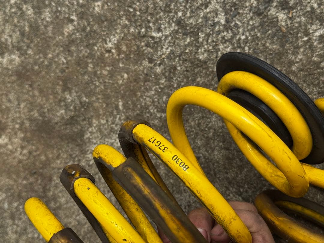 ゴルフRリア車高調　バネ