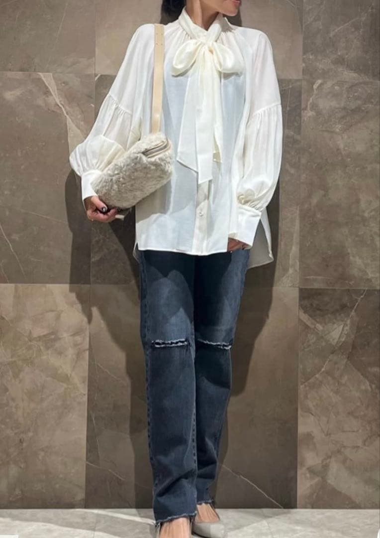 グレースコンチネンタルタイ付ギャザーシャツ