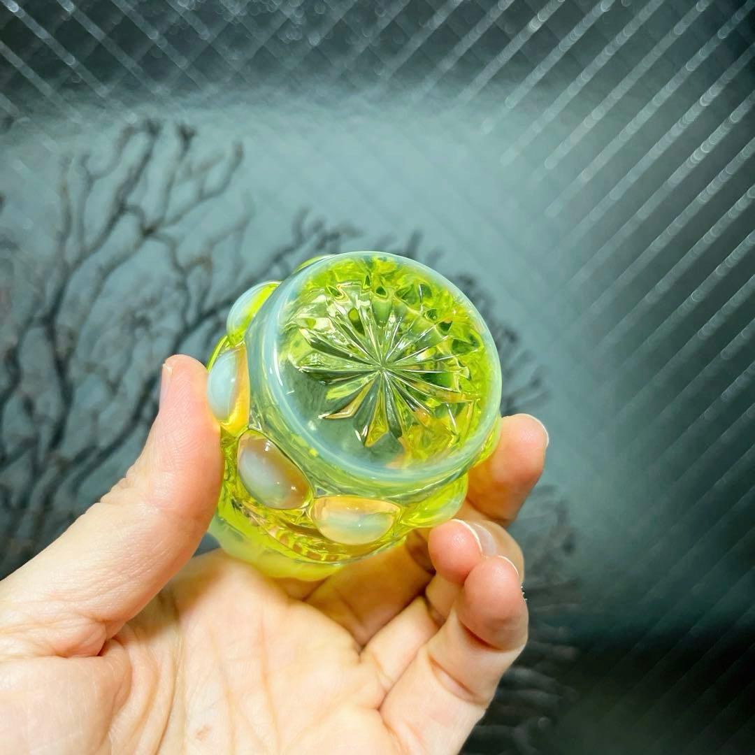 骨董　時代プレス　乳白色暈し　オパールセント カナリアイエロー猪口　盃　ウラン