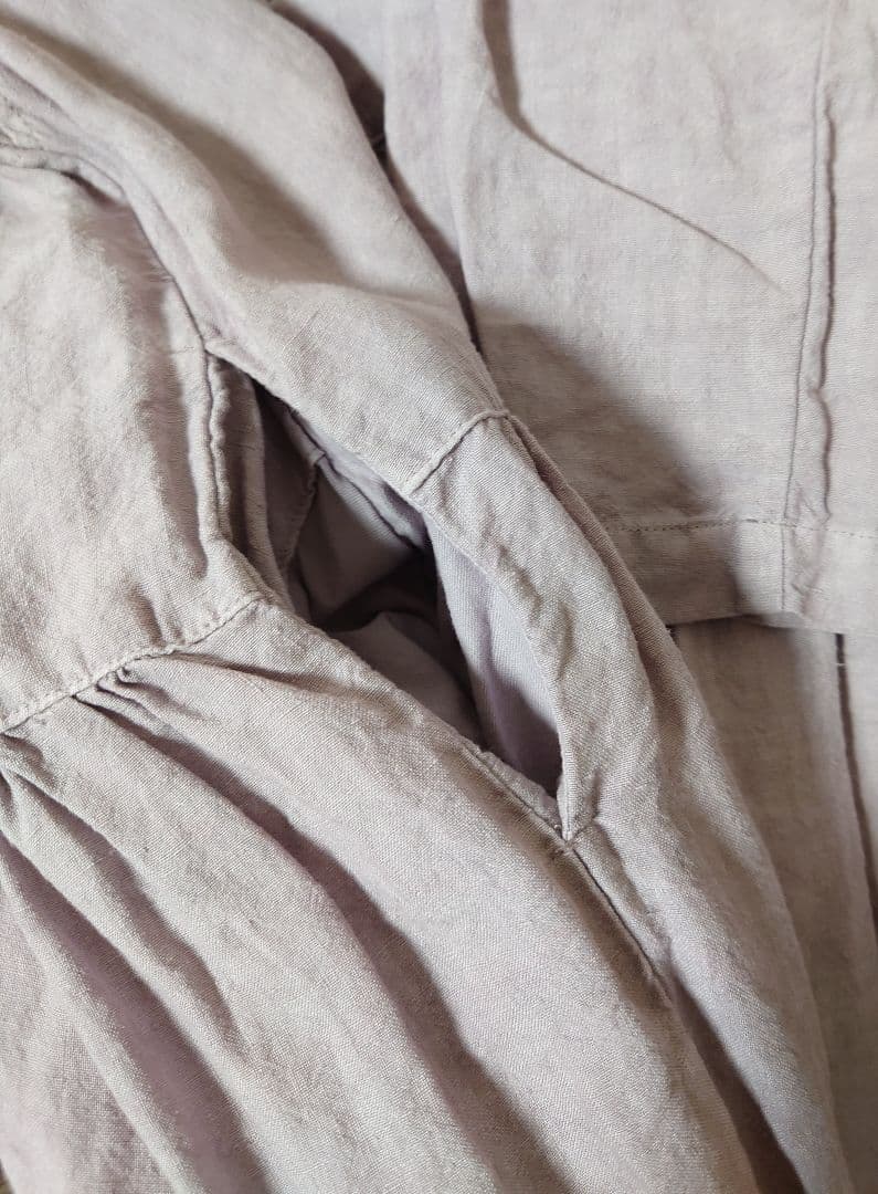 ネストローブ　リネン天然染めフリル使いワンピース　バラ染め