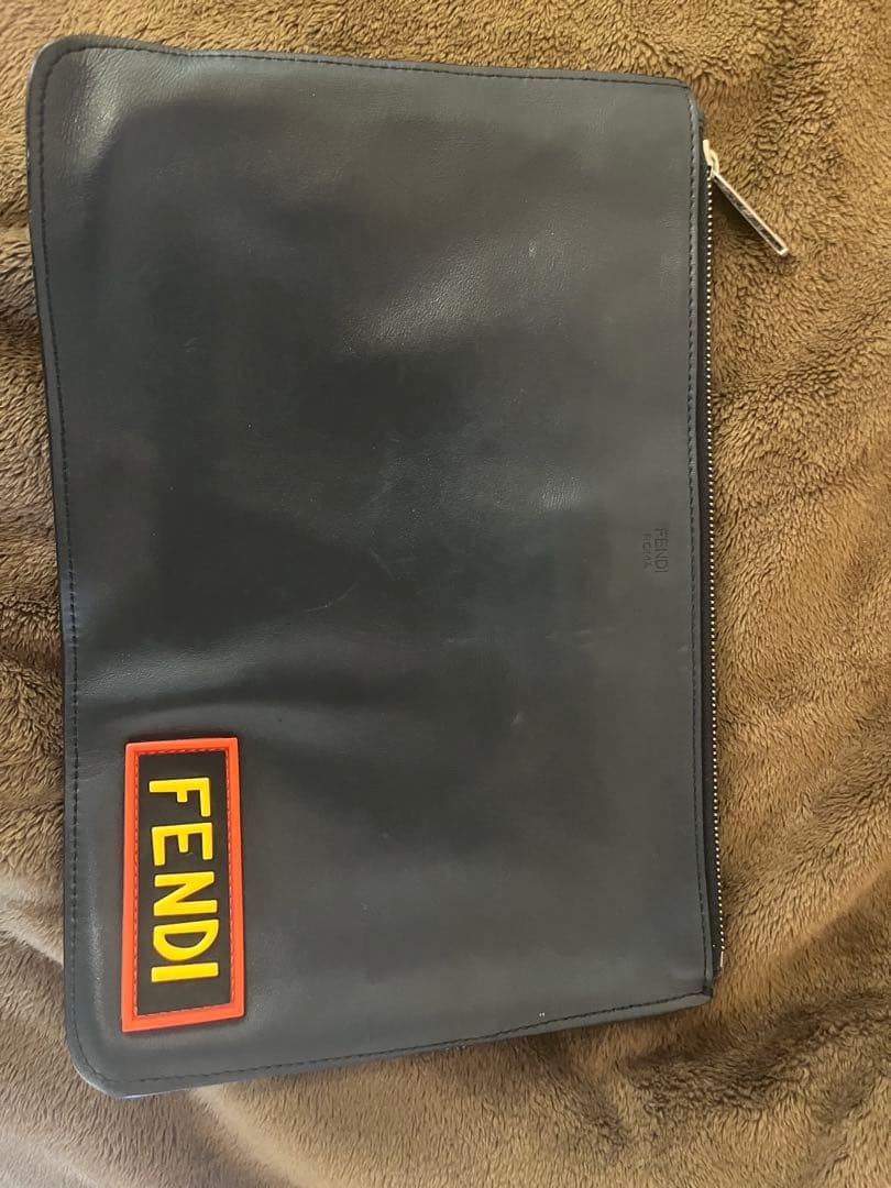 最終値引きFENDI TRYロゴ クラッチバッグ