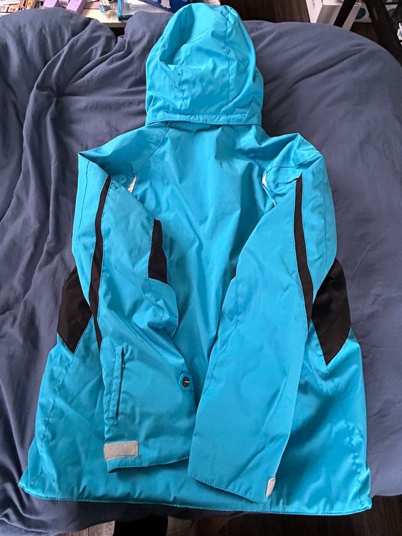 青のフード付きスキーウェア