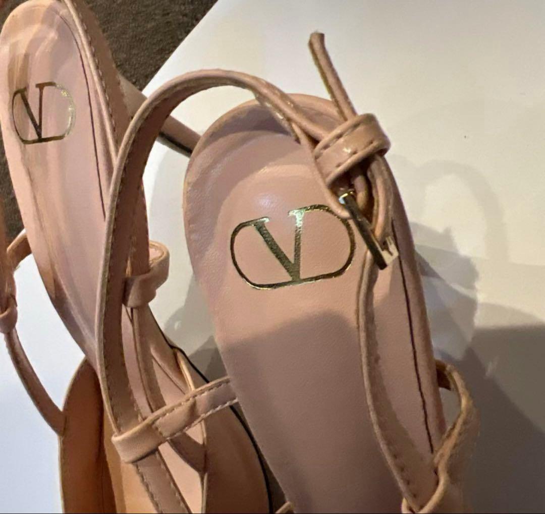 k*5様 ヴァレンティノ　パンプス　ヒール　Vロゴ　ベージュ　ピンク　25.0