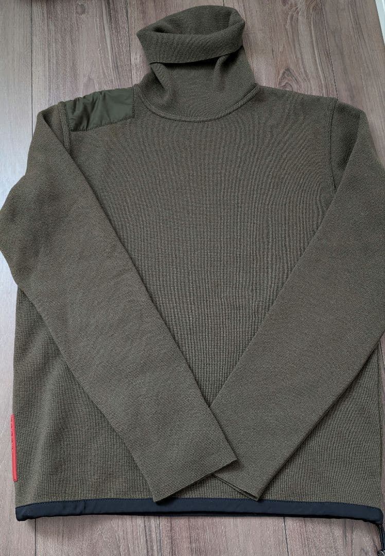 プラダスポーツ　オリーブグリーン タートルネックニット　ダメージ有り　48