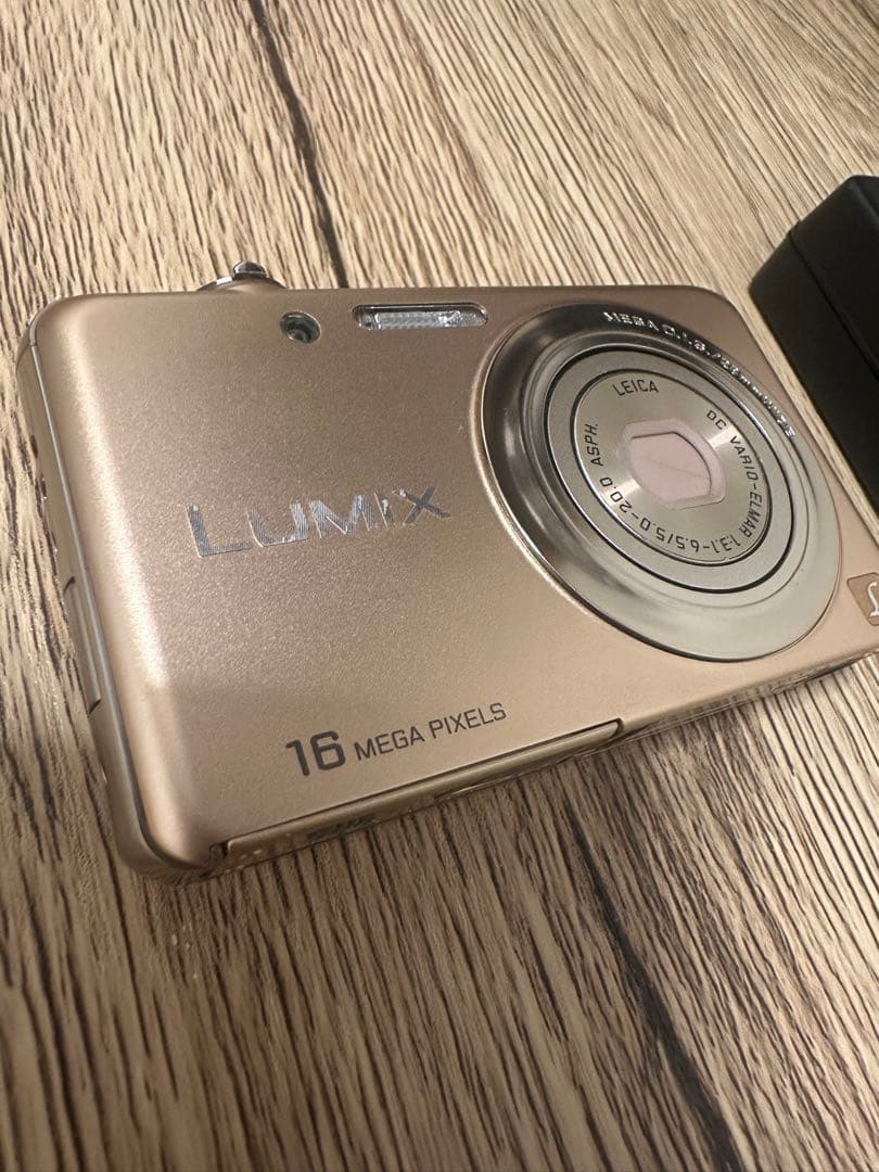 美品　パナソニック　LUMIX コンパクトデジカメ　DMC-FH7　ゴールド