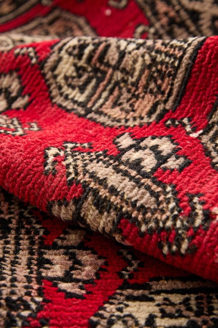 ヴィンテージラグ　トライバルラグ　パキスタン産（174×122cm）赤　ベージュ