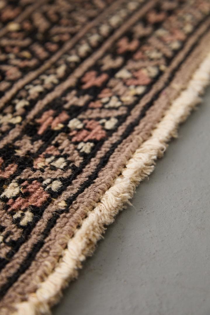 ヴィンテージラグ　トライバルラグ　パキスタン産（174×122cm）赤　ベージュ