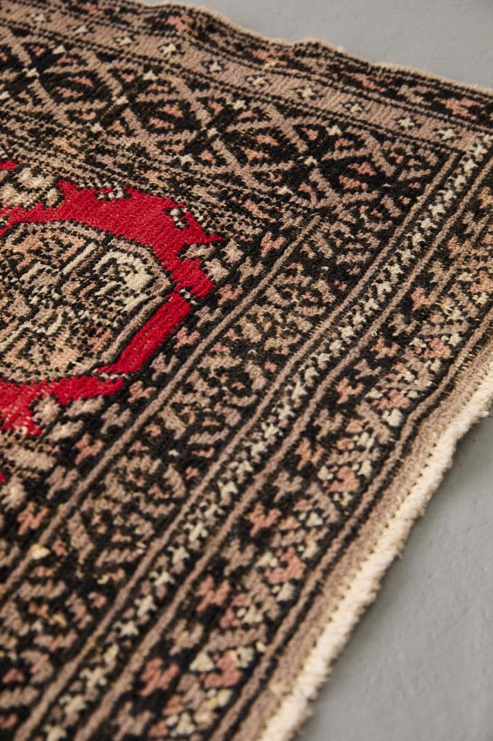 ヴィンテージラグ　トライバルラグ　パキスタン産（174×122cm）赤　ベージュ