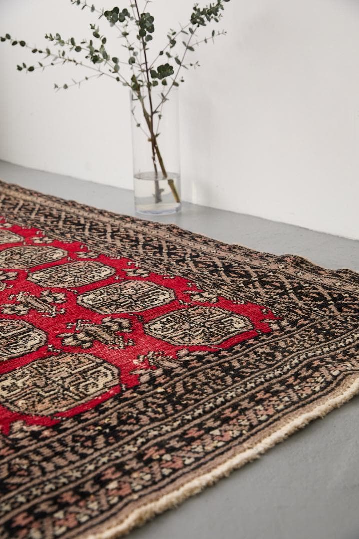 ヴィンテージラグ　トライバルラグ　パキスタン産（174×122cm）赤　ベージュ