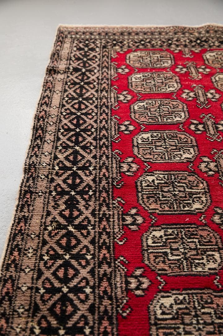 ヴィンテージラグ　トライバルラグ　パキスタン産（174×122cm）赤　ベージュ