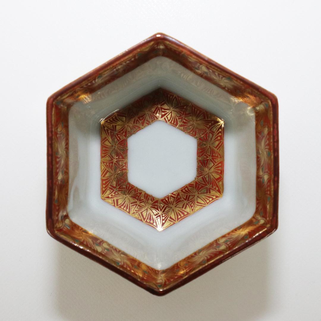 九谷焼 四代 上出喜山作 金襴手六角五彩小紋模様 酒器　共布共箱