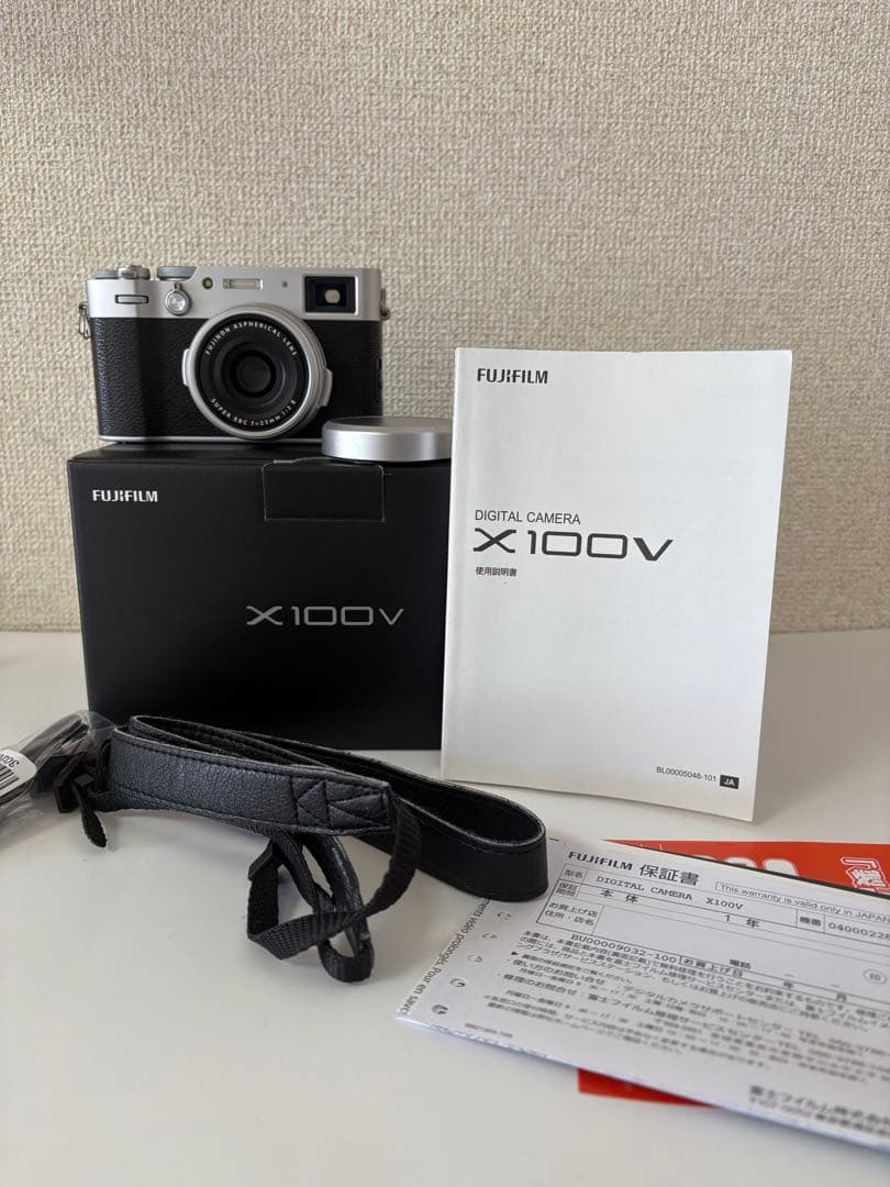 FUJIFILM X100V シルバー【ショット数4,800回・付属品多数】