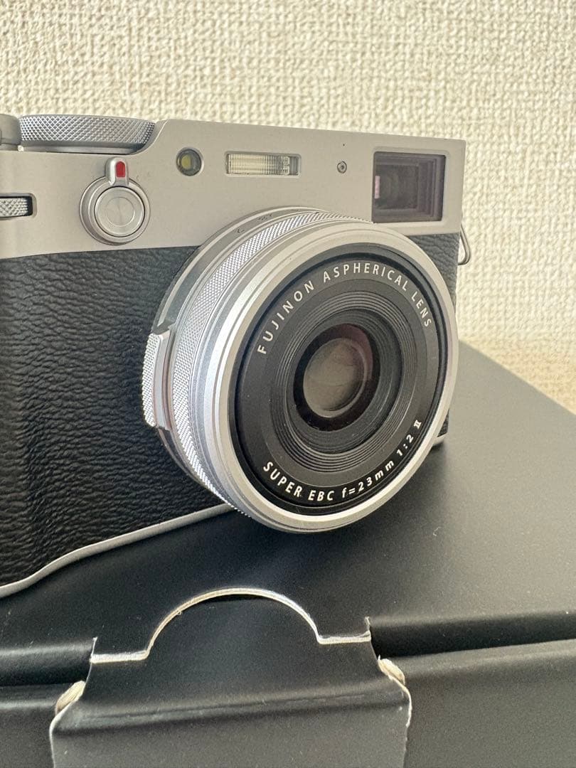 FUJIFILM X100V シルバー【ショット数4,800回・付属品多数】