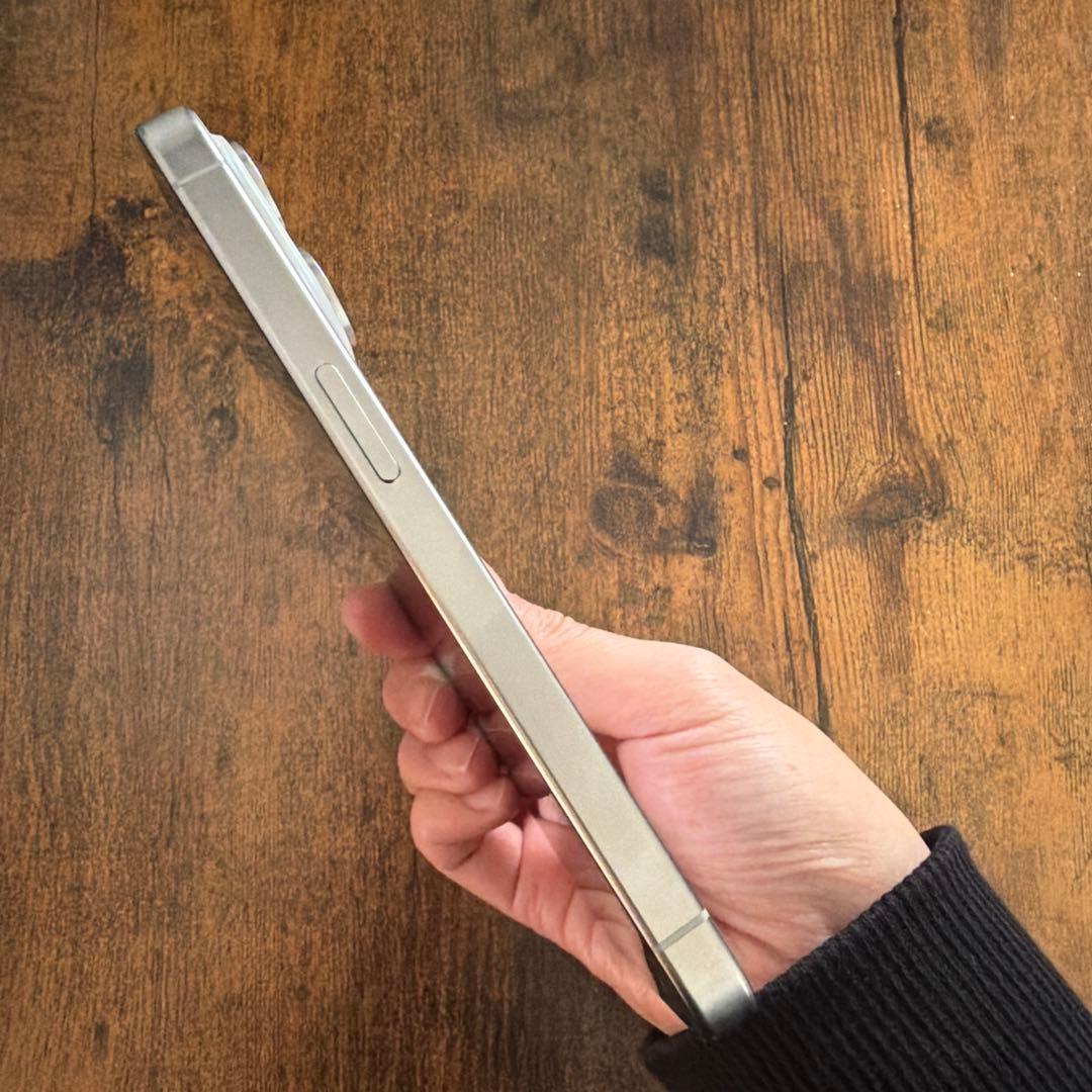 Apple iPhone 15 Pro ホワイトチタニウム　256GB