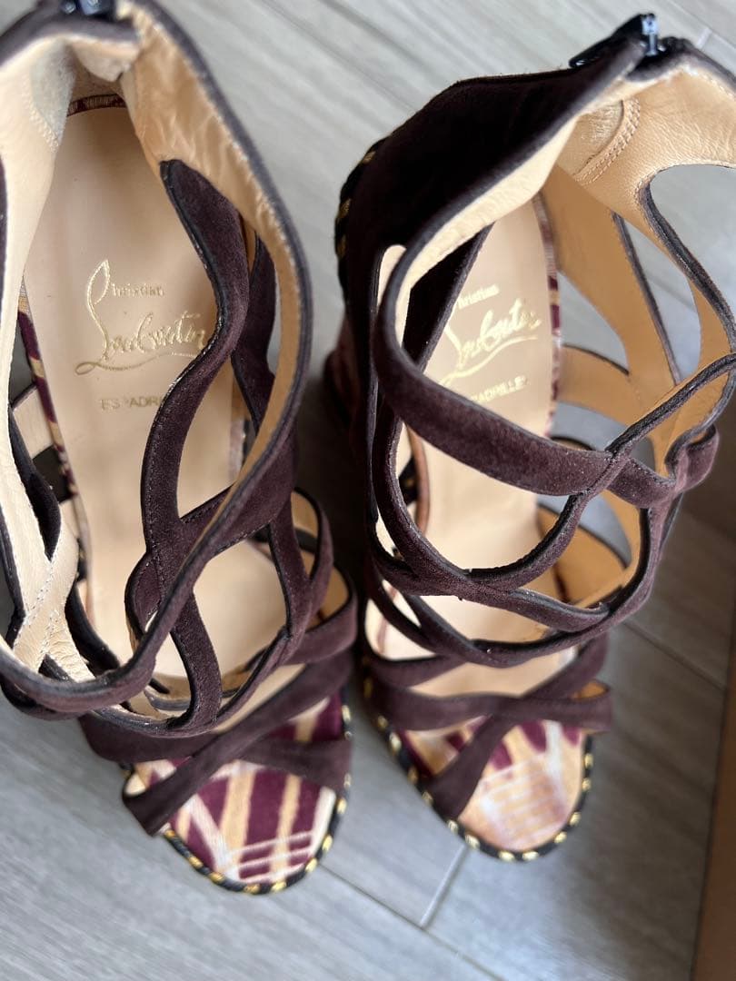 クリスチャン•ルブタン　ダークブラウン スエード ストラップサンダル