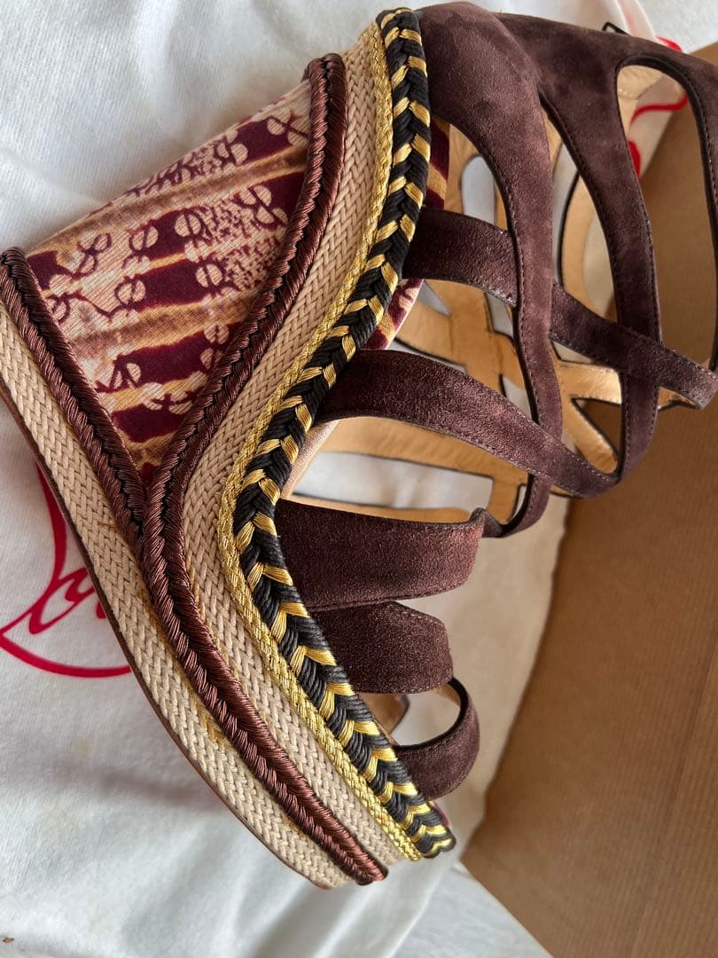 クリスチャン•ルブタン　ダークブラウン スエード ストラップサンダル