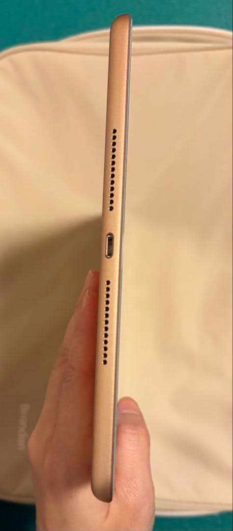 [美品] Apple iPadピンクゴールド本体 7世代128GB箱とカバー付き