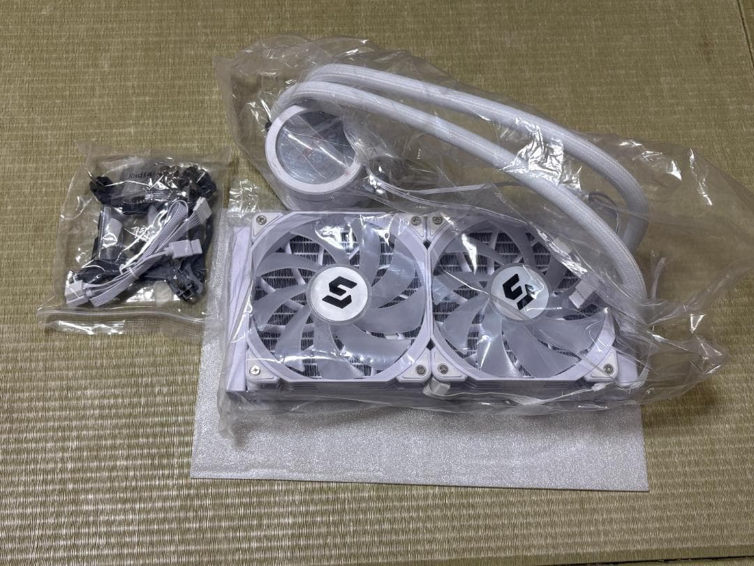 RGB　CPU水冷クーラー 240mm ホワイト