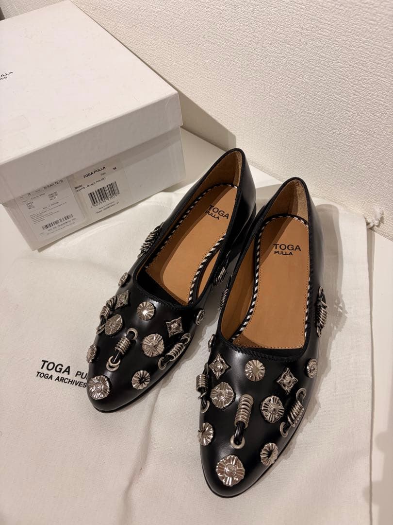 TOGA PULLAトーガ ポリッド パンプス ラウンドトゥ ローヒールスタッズ