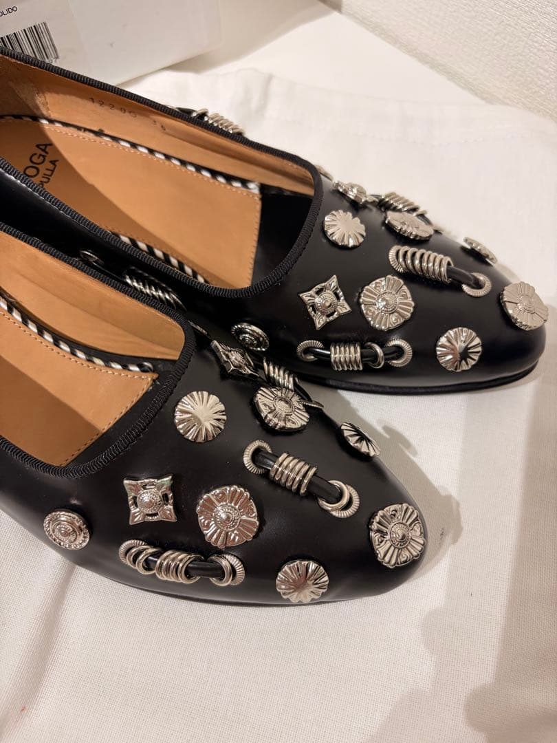 TOGA PULLAトーガ ポリッド パンプス ラウンドトゥ ローヒールスタッズ