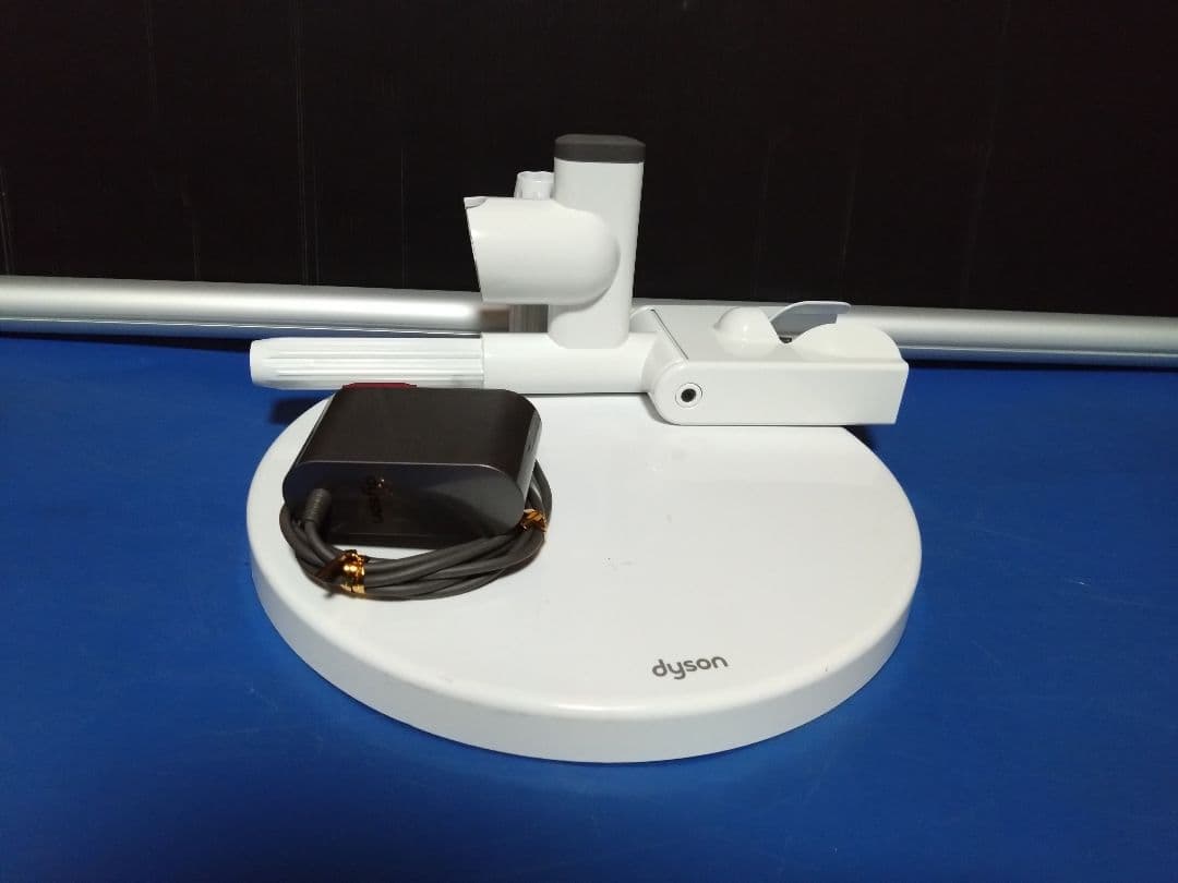 大人気モデル！dyson‼️デジタルスリムフィラフィ SV18充電スタンド付き①