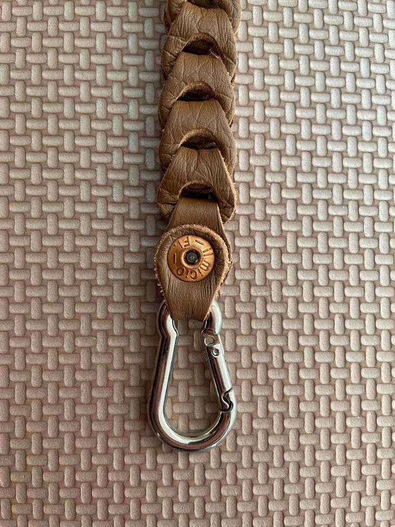 イルミーチョ レザー編み込みウォレットチェーン ベージュ