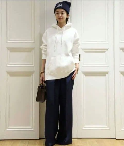 AUDREY　ホワイト フード付きパーカー　試着程度　ミューズドゥズィエムクラス