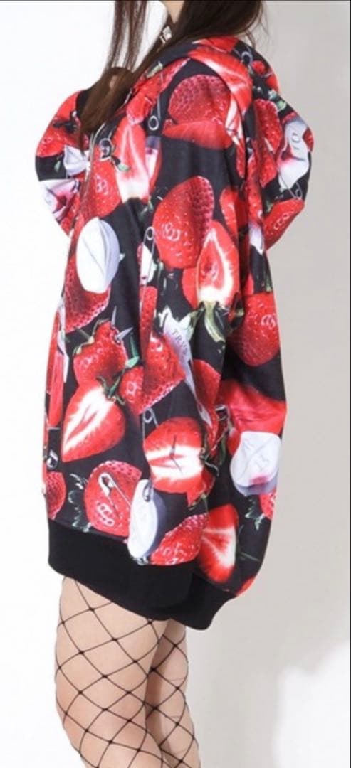 トラバストウキョウ 苺　イチゴ　総柄　プルオーバー　ビックシルエット　F