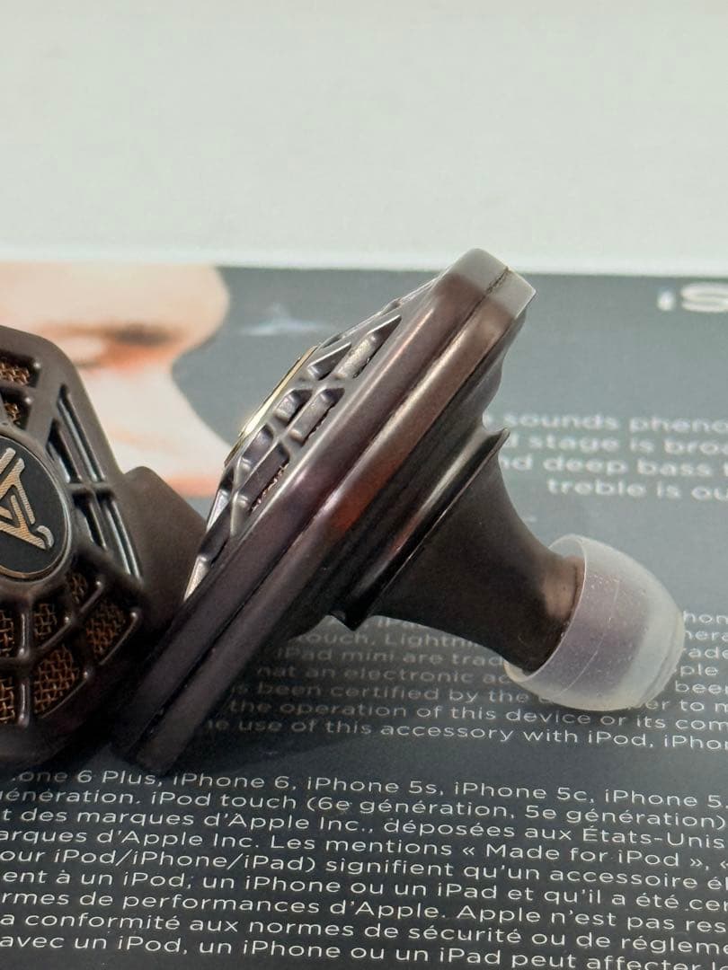 Audeze isine 20 平面駆動セミオープンイヤホン