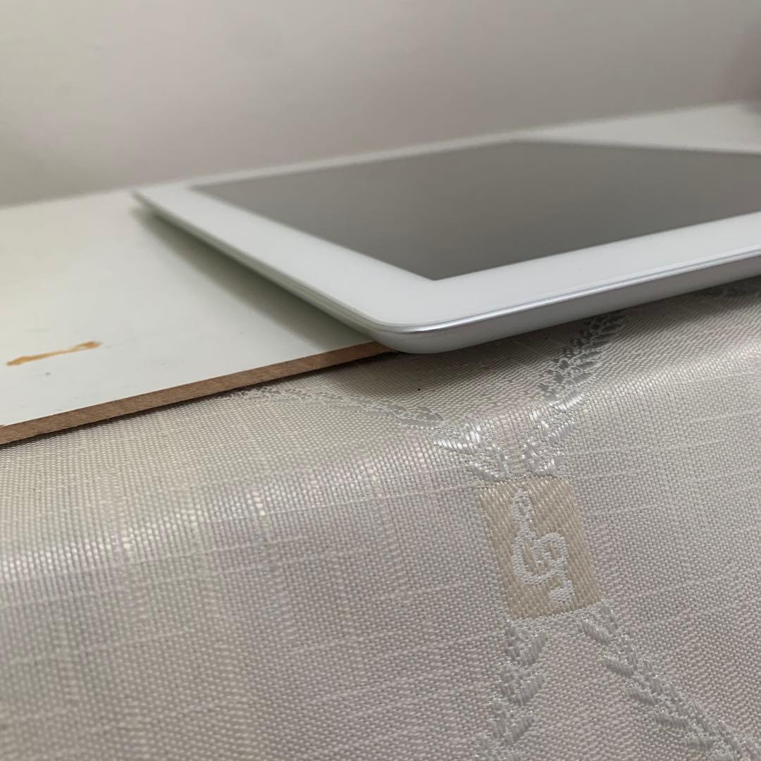 【美品】Apple iPad 11インチ64GB 第2世代　ケーブル付　ケース