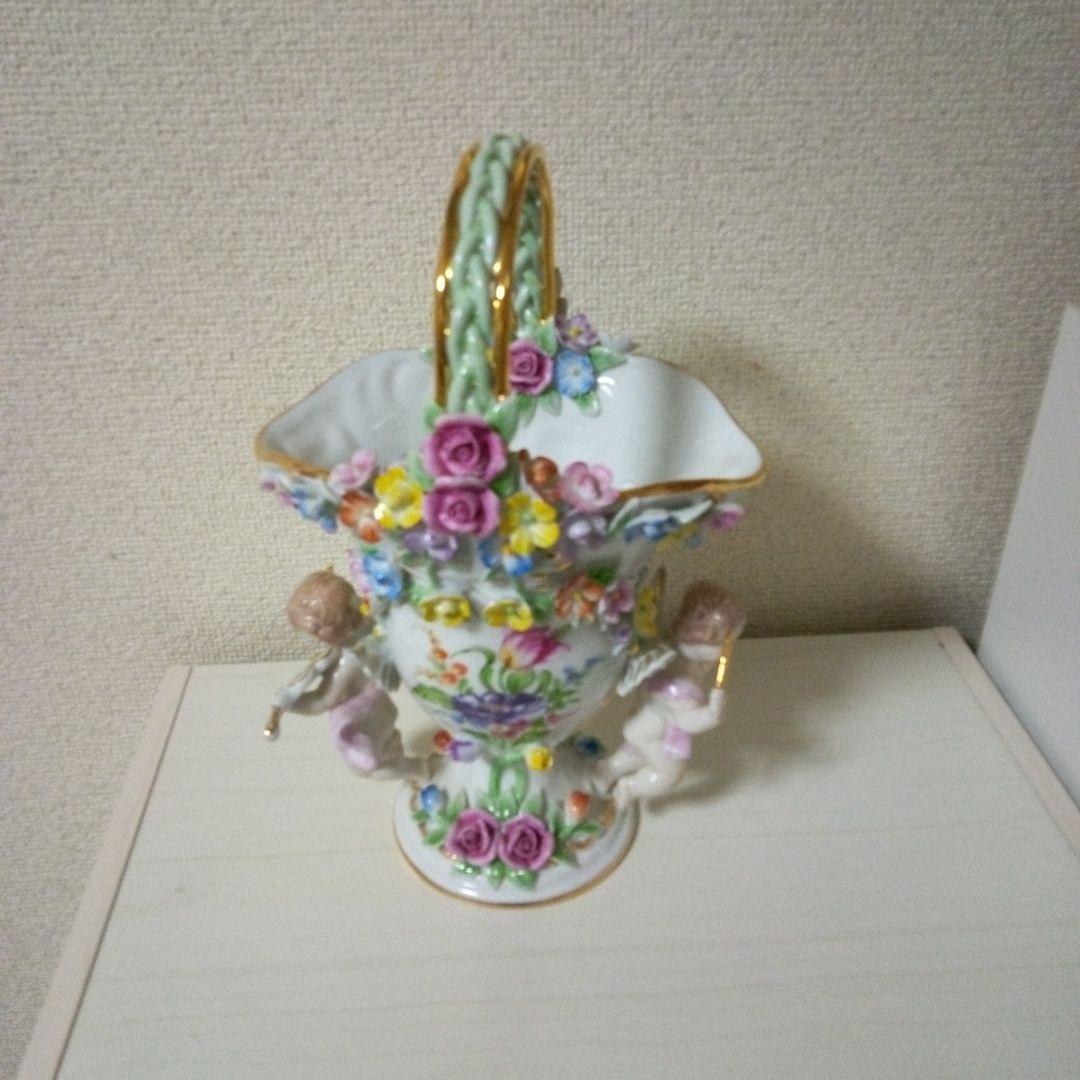 花瓶　陶器　フラワーベース　天使、花立体モチーフ