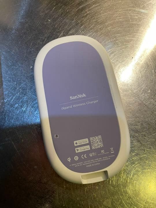 バックアップも同時にとれるワイヤレス充電器