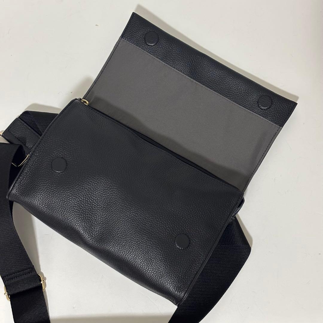 極美品 イアパピヨネ ワイドテープショルダーバッグ ボディバッグ 黒 ストーン