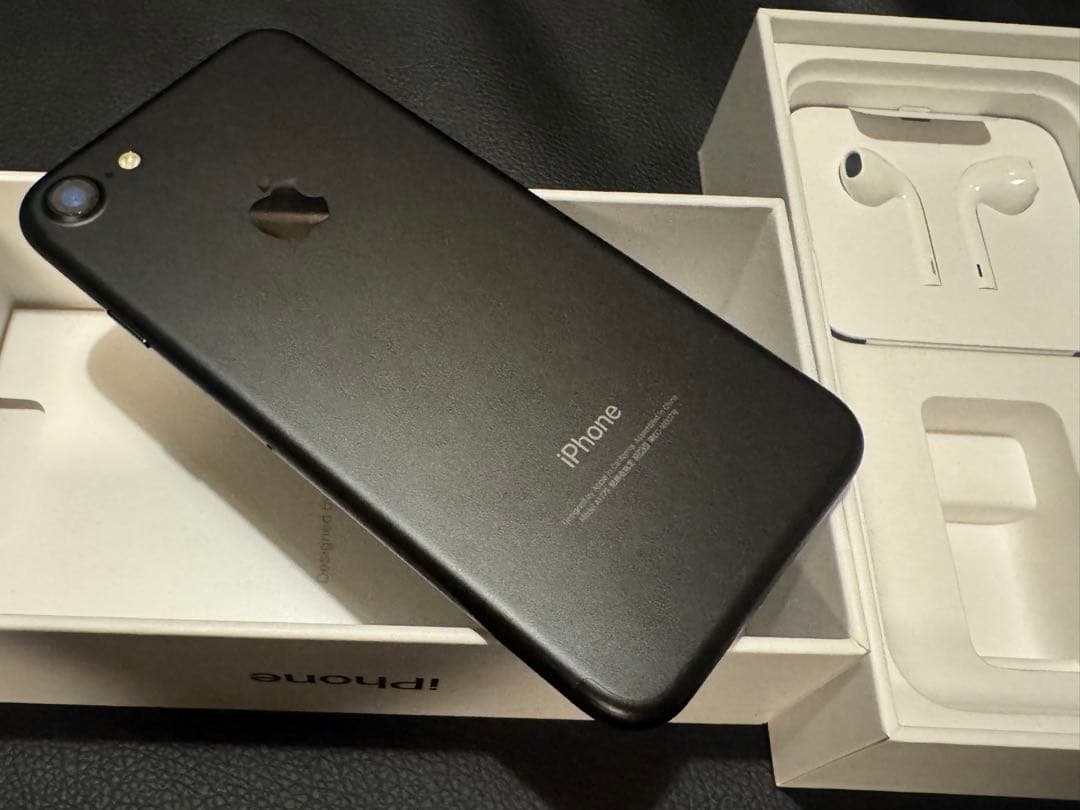 美品　iPhone7ブラック／32GB イヤホンセットSIM解除済