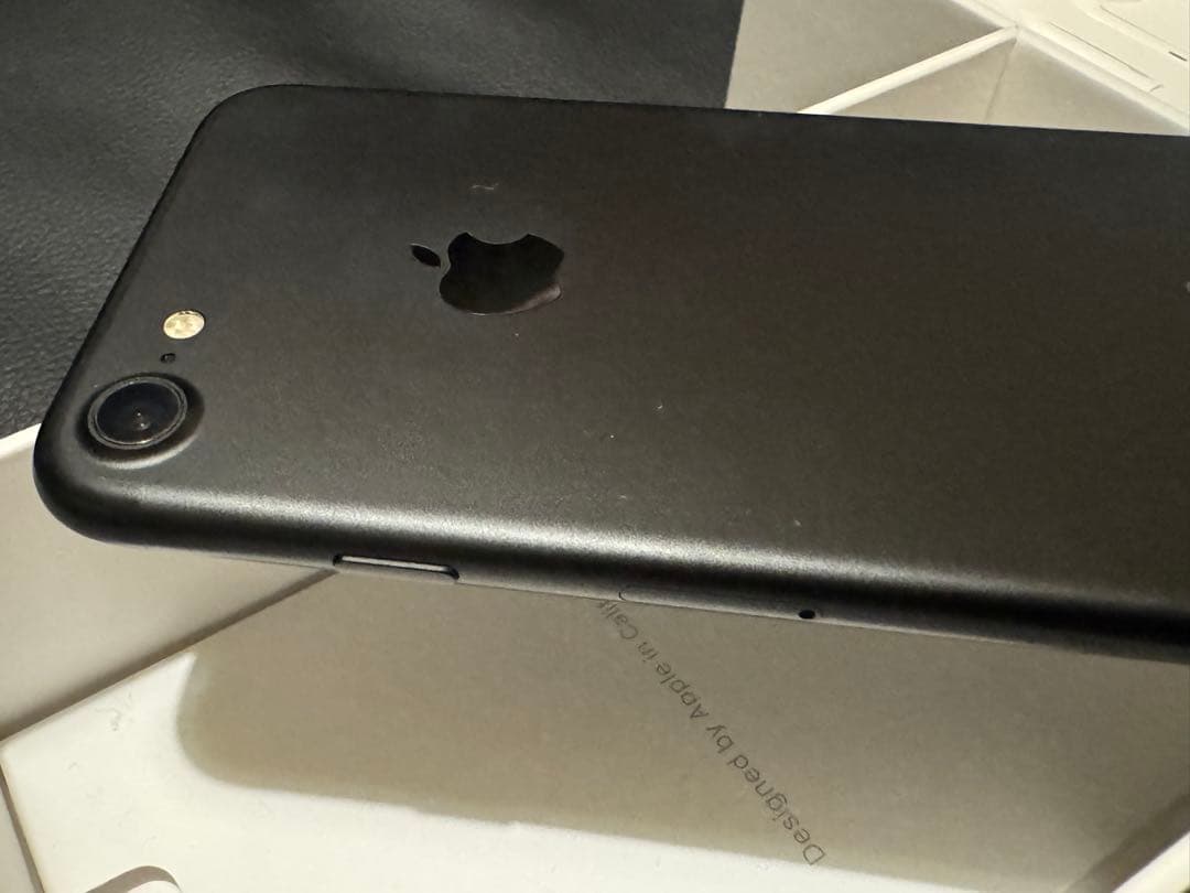 美品　iPhone7ブラック／32GB イヤホンセットSIM解除済