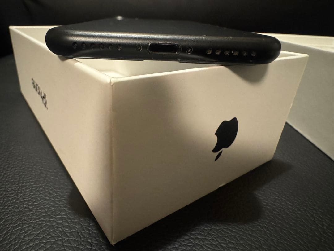 美品　iPhone7ブラック／32GB イヤホンセットSIM解除済