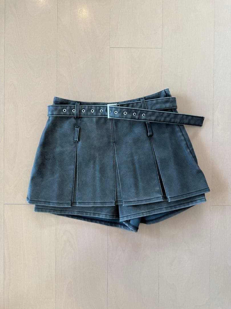ダークグレー レザー風ショートパンツ