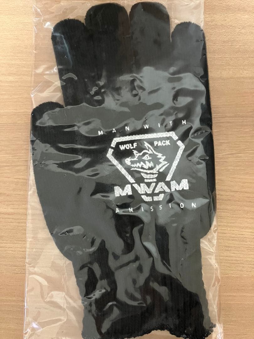 マンウィズアミッション　Too many ゴッツ ロンT（ブラック×ホログラム）