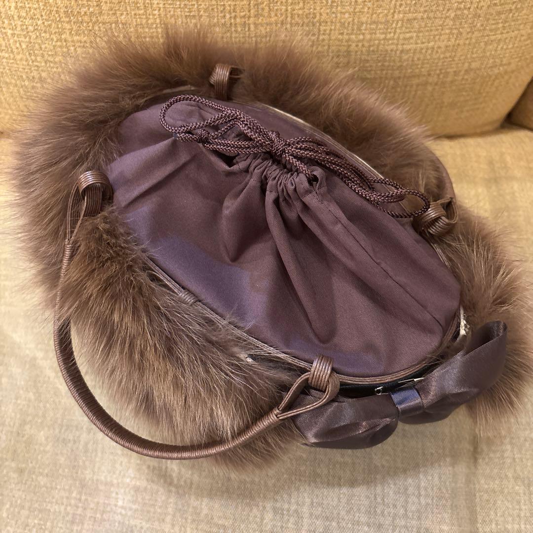 たかちゃんクラフトバンドのファー付きかごバッグと椿の花