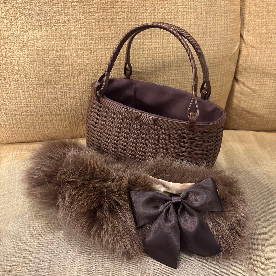 たかちゃんクラフトバンドのファー付きかごバッグと椿の花