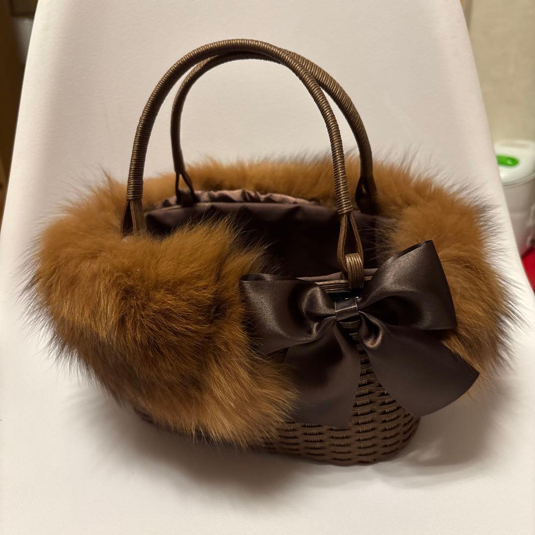 たかちゃんクラフトバンドのファー付きかごバッグと椿の花