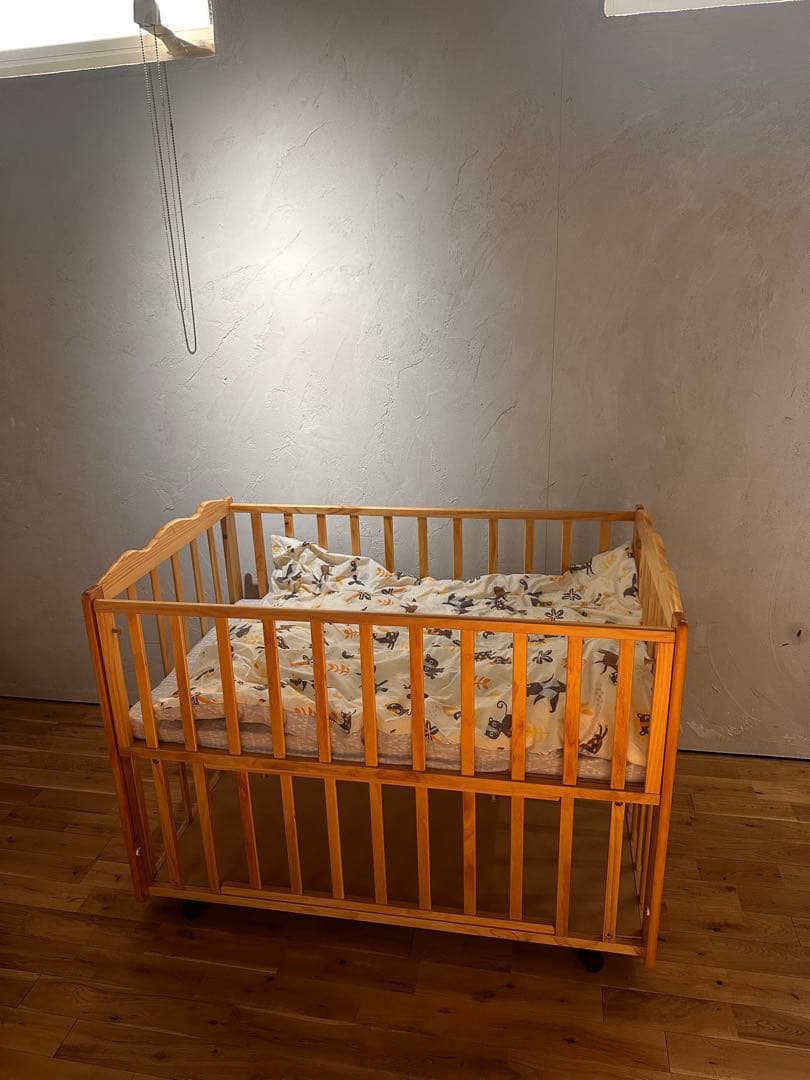 2回のみ使用　大和屋フラルＷオープンすのこベビーベッド　布団、マット付き