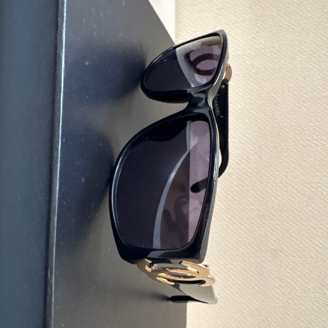CHANEL ブラック ゴールド サングラス