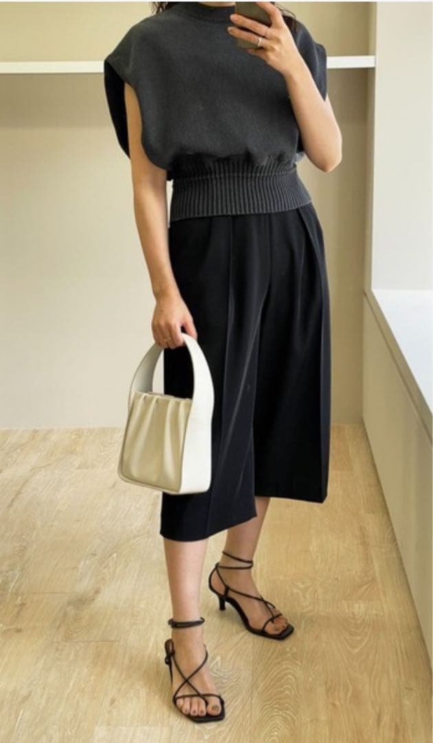 新品【MIESROHE ミースロエ】ワイド　ハーフ パンツ　ガウチョ　タック　黒