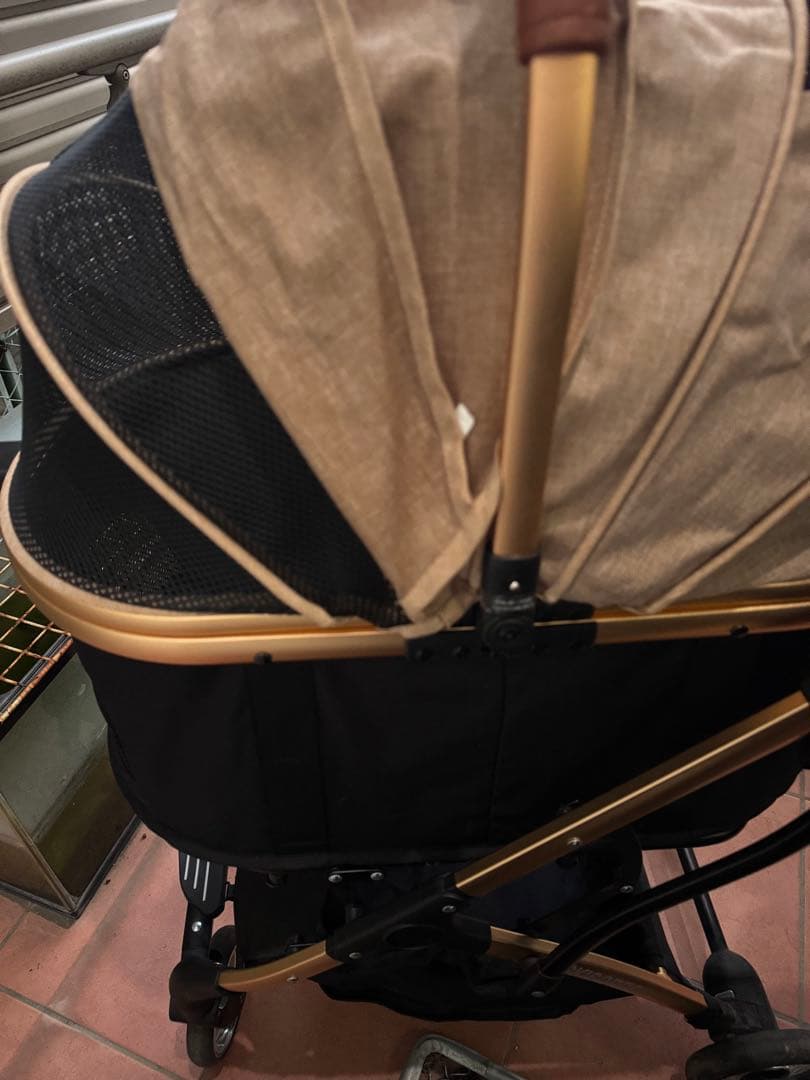 ベージュと黒の ペットカート