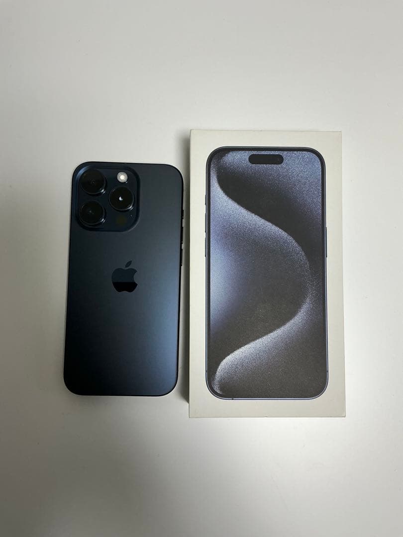 iPhone15pro＋Apple純正シリコンケース、社外ガラスフィルム付