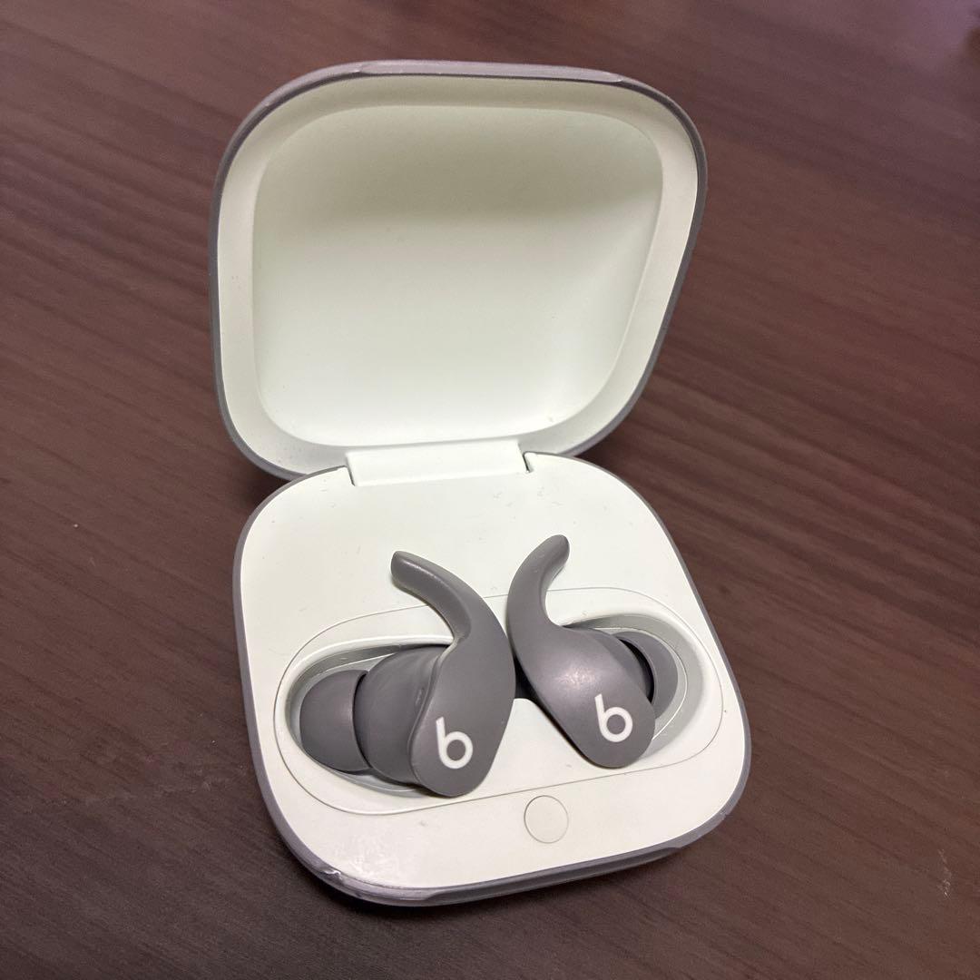 Beats ワイヤレスイヤフォン グレー 充電ケース付き